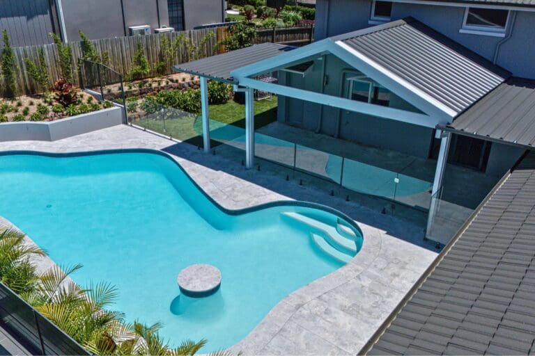Hampton-style insulated alfresco poolside by Pergola Land